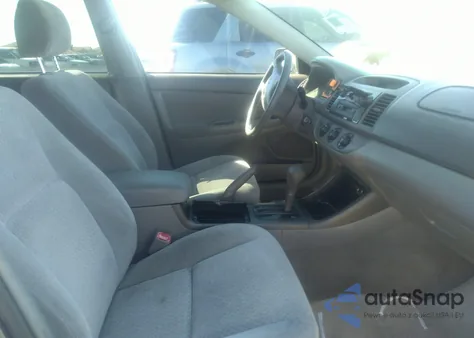 2004 Toyota Camry Le z USA, uszkodzony, nr VIN 4T1BE32K84U869451